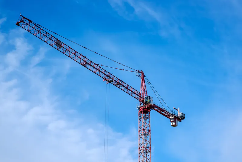 A tower crane with its long jib and counterweight.
